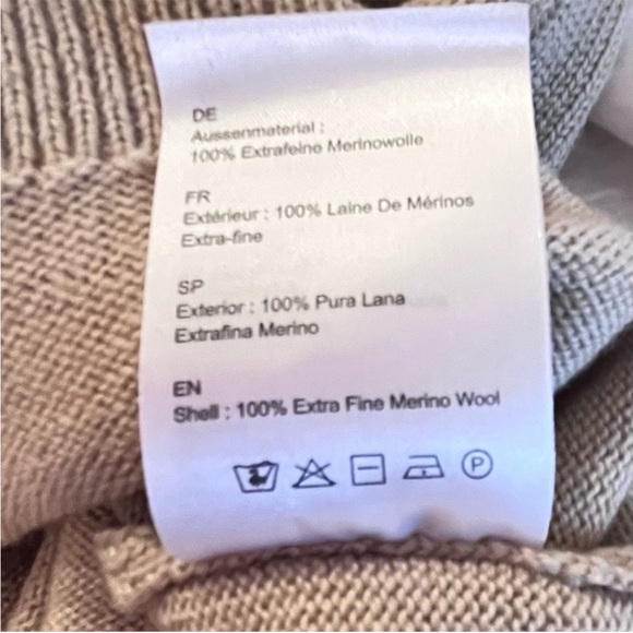 PERFECT MOMENT-Schild 100% Extra
Fine Merino Wool Sweater in White Pepper - Picture 9 of 9